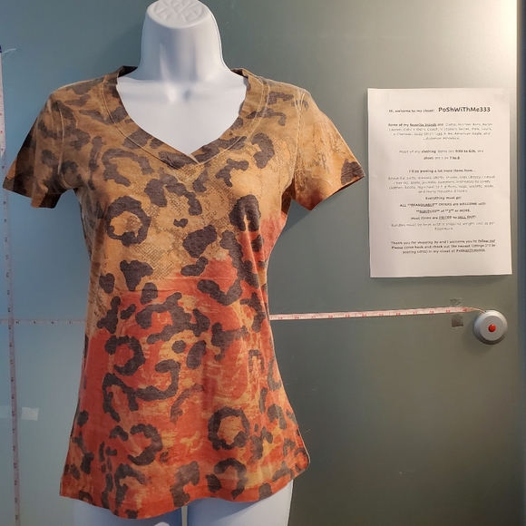 Like NEW! Small, Cute & Colorful Camouflage V-Neck Top, Light Stretch - Picture 4 of 8